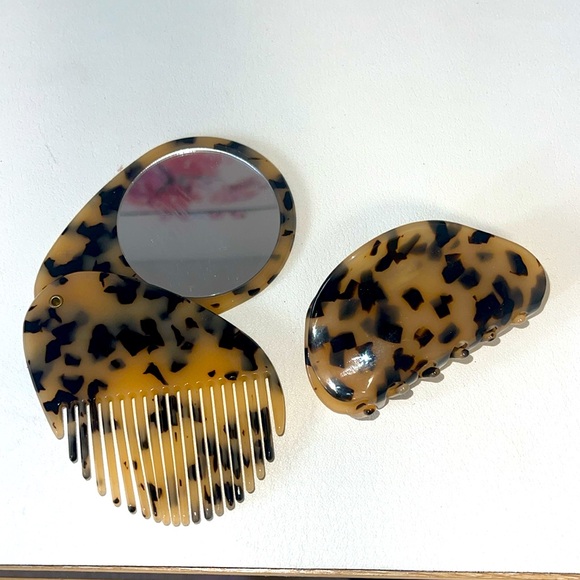 NWT- “The Paper source “claw and teardrop mirror comb duo. - Picture 1 of 7